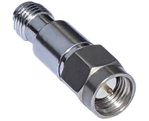 Metalladapter mit Gewinde und sechseckiger Mutter.