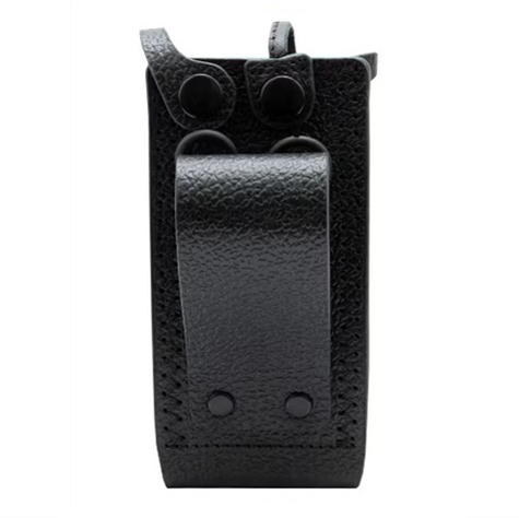 Schwarze Ledertasche mit Gürtelschlaufe und Druckknöpfen.