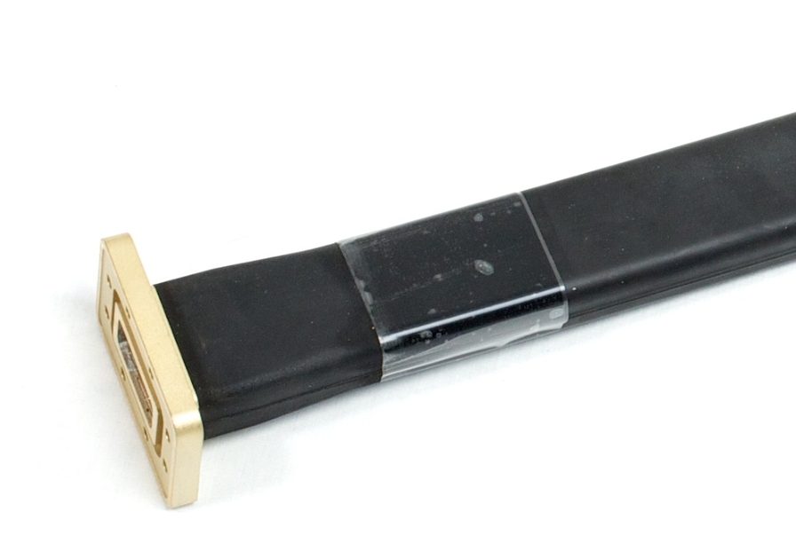 Langes schwarzes USB-Kabel mit goldenem Anschlussende.