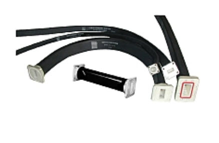 Sechs schwarze elektrische Kabel mit rechteckigen Steckern.