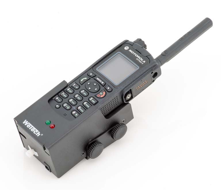 Funkgerät mit Antenne und Knopftasten auf einer schwarzen Halterung.