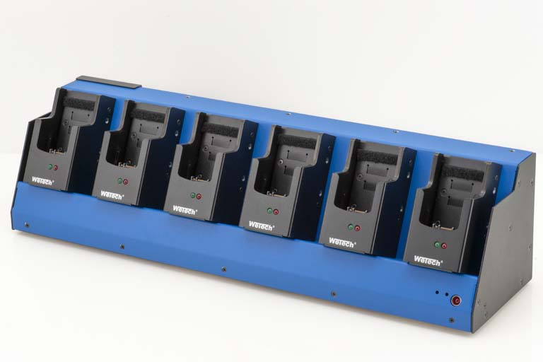 Sechsfach-Ladestation für mobile Geräte in blauer Halterung.