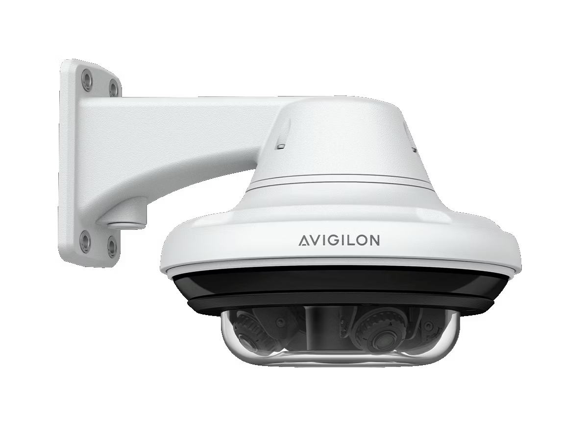 Weiße Überwachungskamera an einer Wandhalterung.