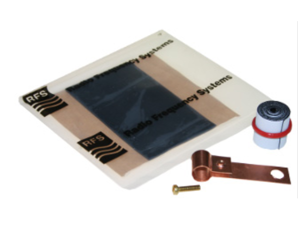 7000-00625700_rfs_01s8krkhdkmf1kc.png Antenne mit Kupferelement, Schraube und Kabelrolle auf weißem Hintergrund.