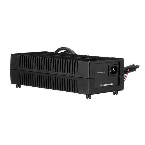 Schwarzes elektronisches Gerät mit Lüftungsgittern und Kabelanschluss.