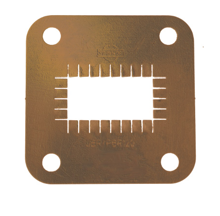 7000-00660700_rfs_01.png Quadratische Metallschablone mit rechteckiger Öffnung und runden Ecken.