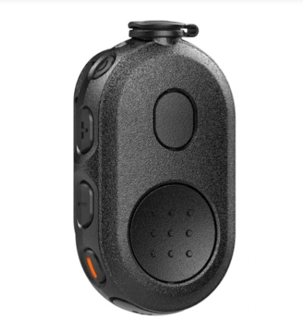 Schwarzes, ovales Gerät mit Knopf an der Seite und geriffelter Oberfläche.