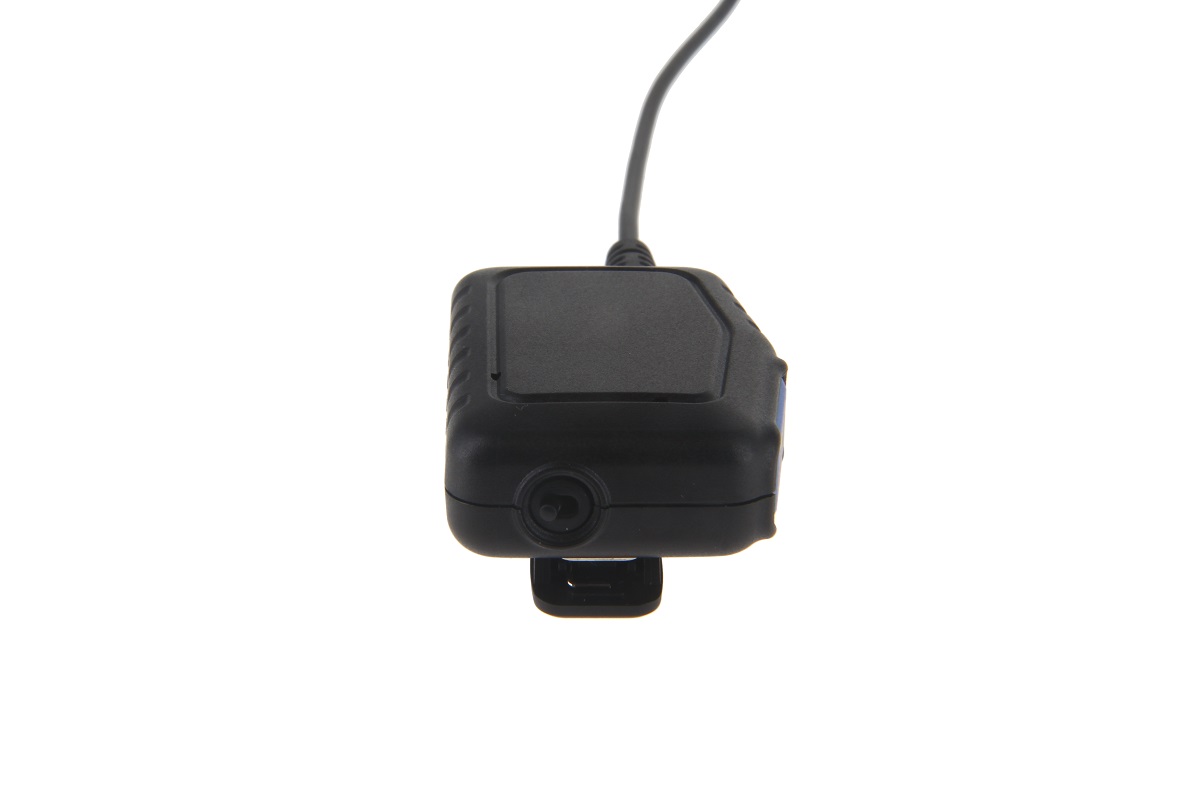 Schwarzer rechteckiger Adapter mit Kabel, ISO-Ansicht.