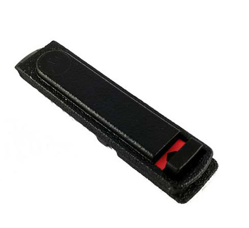 7000-00315300-_mot_01.jpg Schwarzer Gürtelclip mit rotem Detail, rechteckige Form.