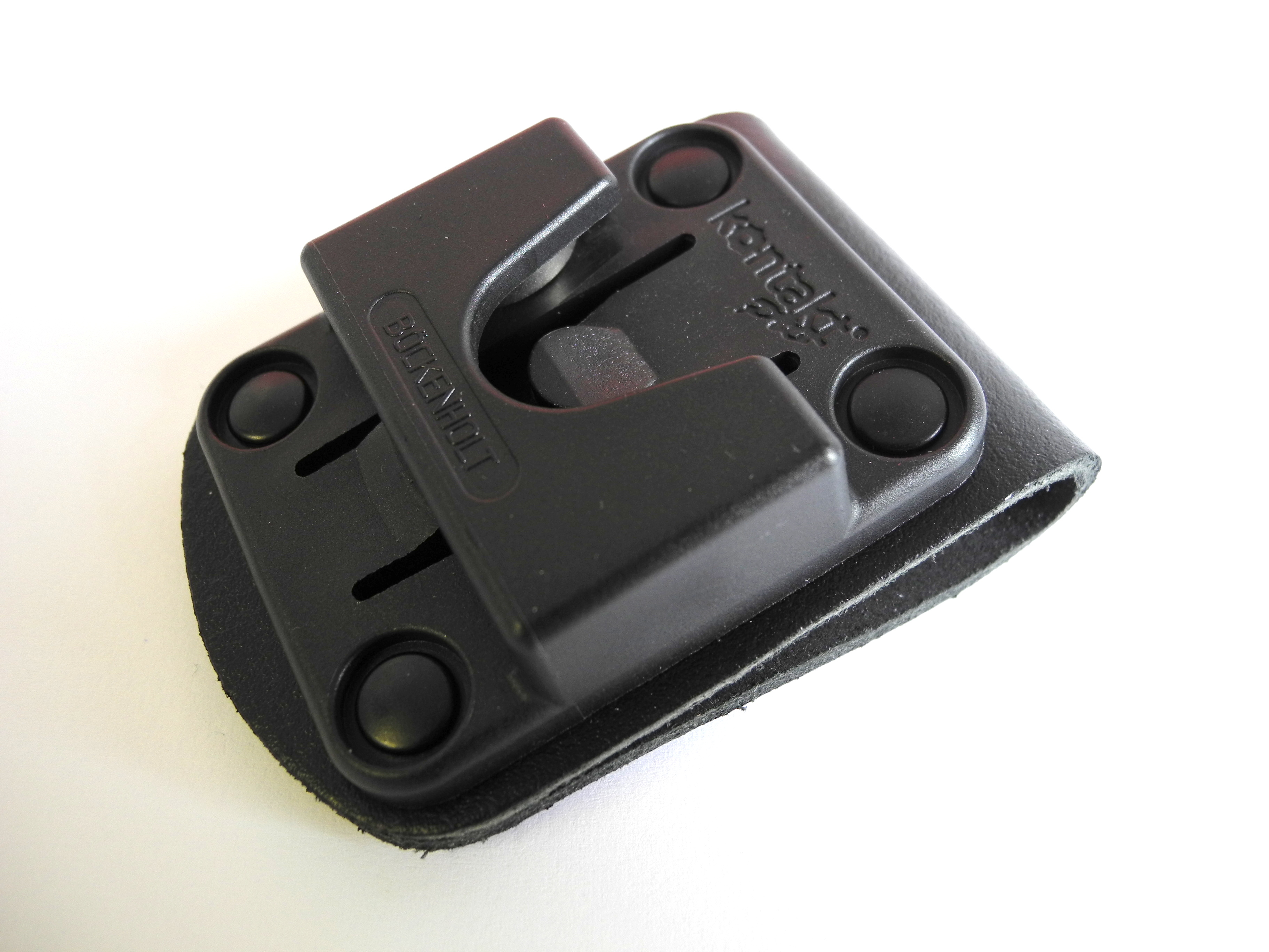 Schwarze Gürtelhalterung mit Befestigungsclip und vier Schrauben.