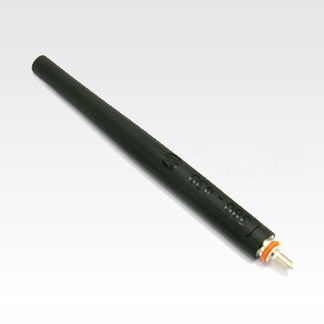 Schwarze Antenne mit Gewindeanschluss gegen weißen Hintergrund.