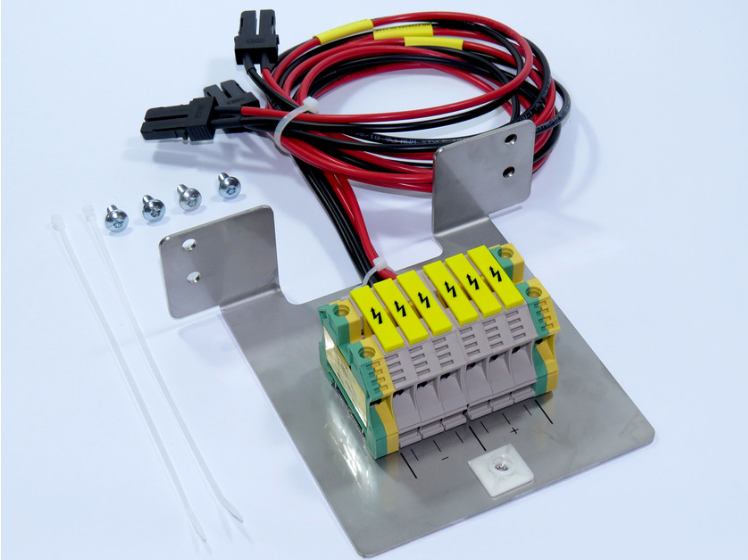 Elektronische Bauteile auf Metallplatte mit Kabeln, Schrauben und Kabelbindern.