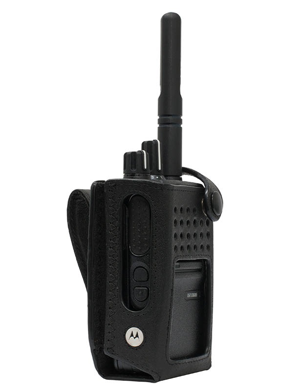 7000-00357000_mot_01.jpg Funkgerät in schwarzer Schutztasche mit Antenne und Knöpfen.