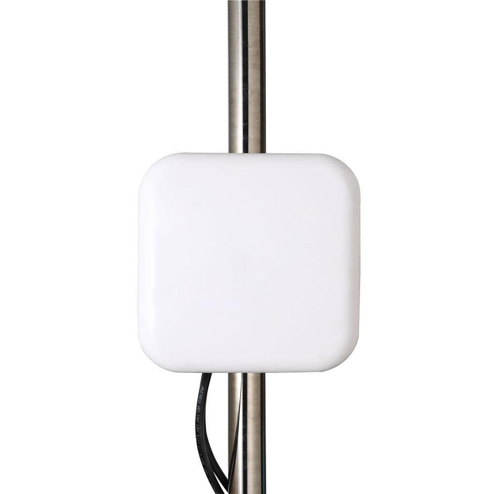 7000-00041800_com_01.jpg Quadratische, weiße Antenne an einem Metallmast montiert.