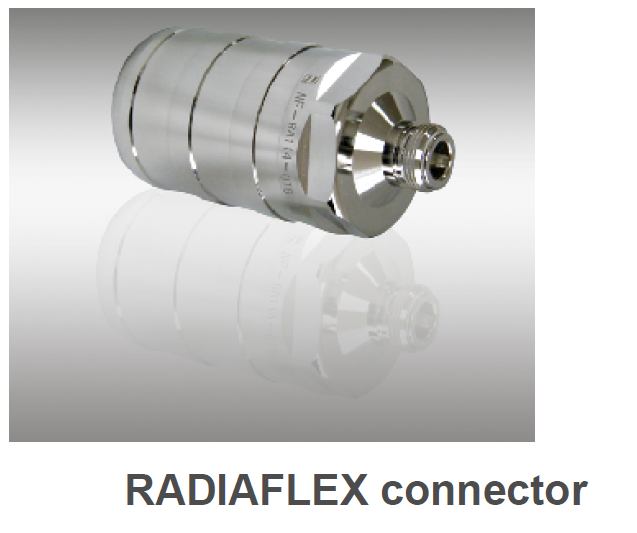 Metallischer Rohrverbinder auf weißem Hintergrund, Beschriftung RADIAFLEX