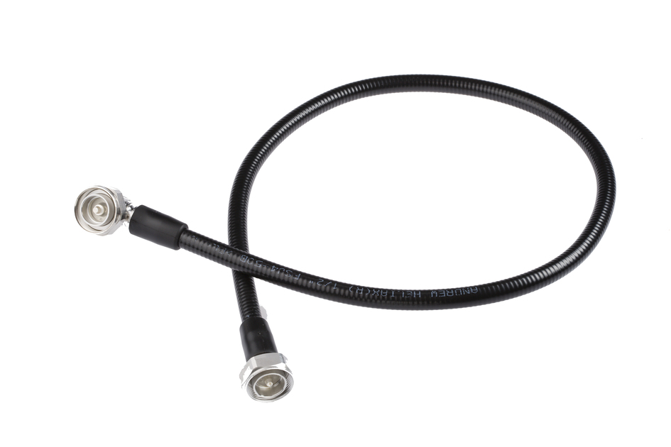 Koaxialkabel mit Stecker an beiden Enden auf weißem Hintergrund.