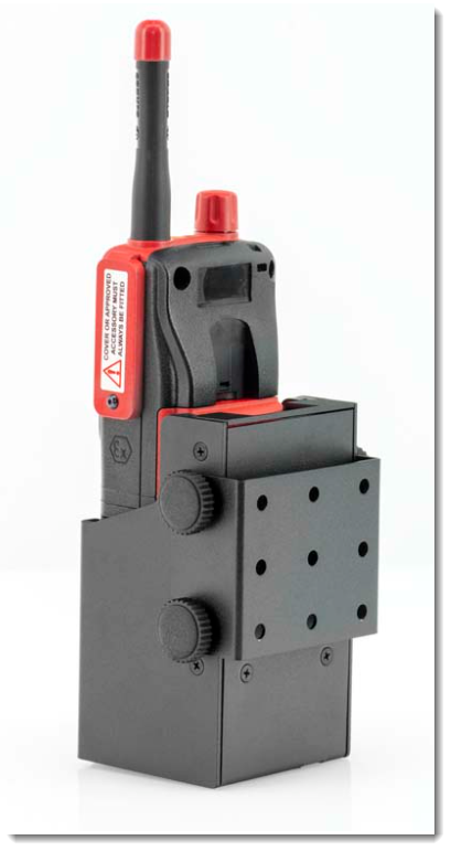 Schwarzer, rechteckiger Sender mit roten Antennen und Knöpfen.