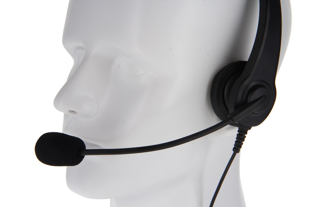 Kopf einer Puppe trägt schwarzes Headset mit Mikrofon.
