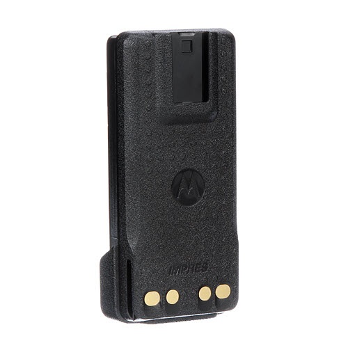 Schwarzer Funkgerät-Akku mit goldenem Kontaktpunkten unten.