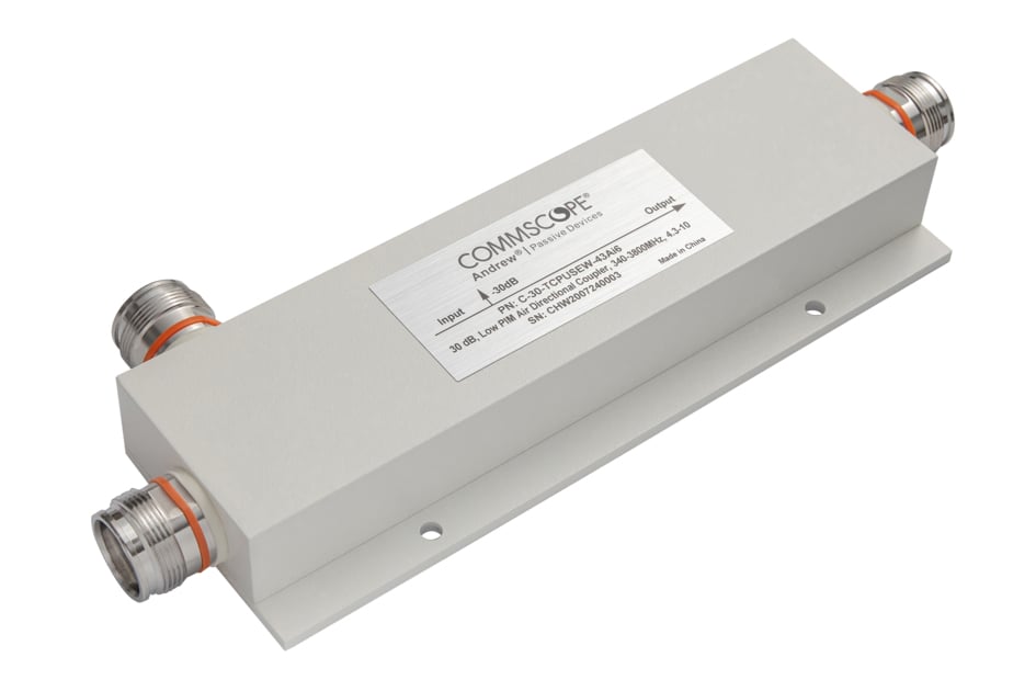 7000_00757905_COM_01.jpg Metallischer Signalverteiler mit zwei Kabelanschlüssen und Etikett.