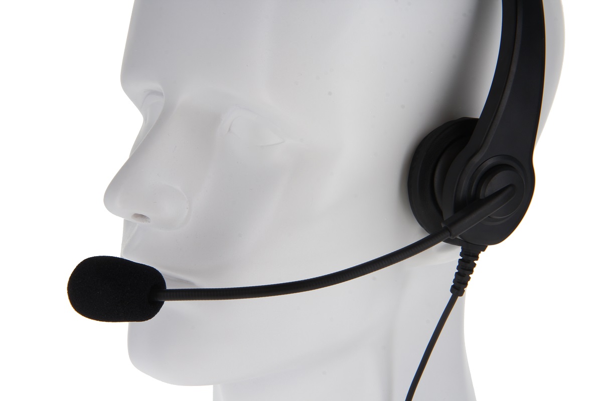 Schaufensterpuppe mit schwarzem Headset mit Mikrofon.