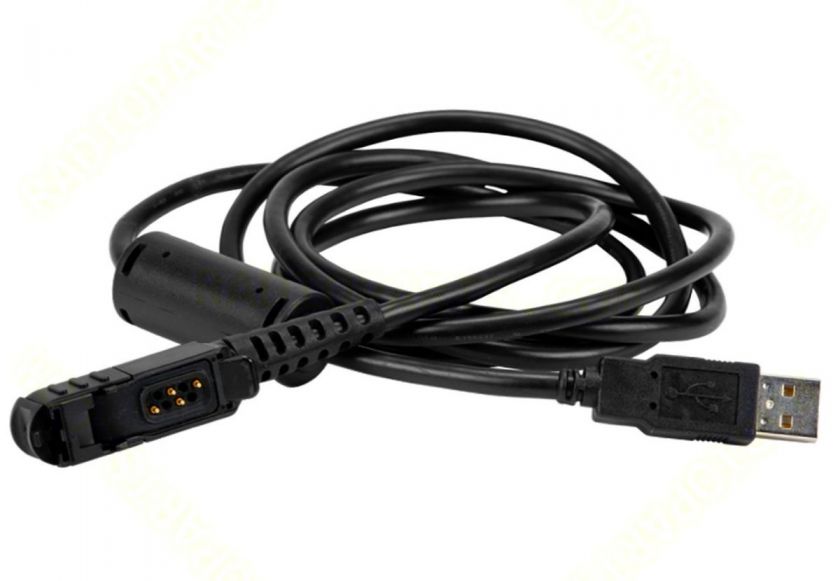Schwarzes USB-Kabel mit Magnetanschluss und Ferritkern.
