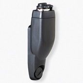 7000-00752878_mot_01.jpg Schwarze Wandhalterung mit Knopf oben und rundem Drehgelenk unten.