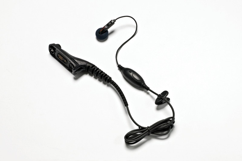 Schwarzes Headset mit Ohrhörer, Mikrofon und Clip, verbunden durch Kabel.