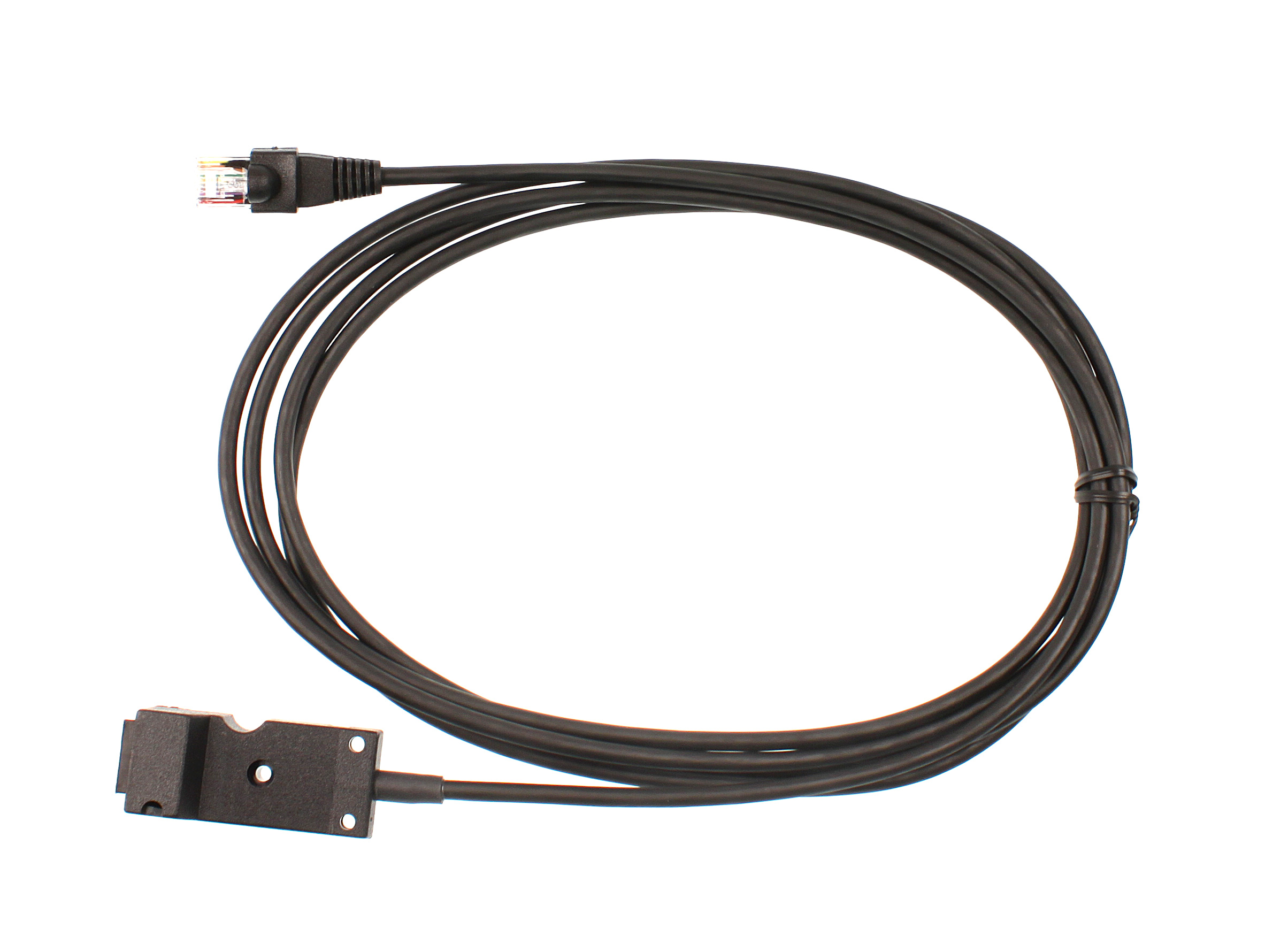 Schwarzes Kabel mit RJ45-Stecker und schwarzer Halterung.