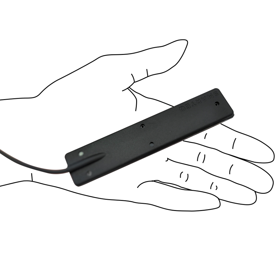 7000-00750985_sma_01.png Schwarzer elektronischer Sensor auf gezeichneter Handfläche.
