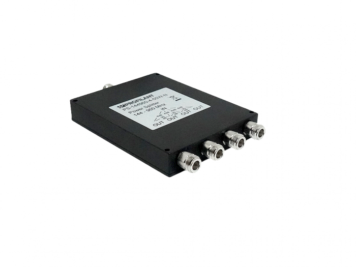 Schwarzer elektronischer Signalkonverter mit vier Ausgängen und Etikett auf der Oberseite.