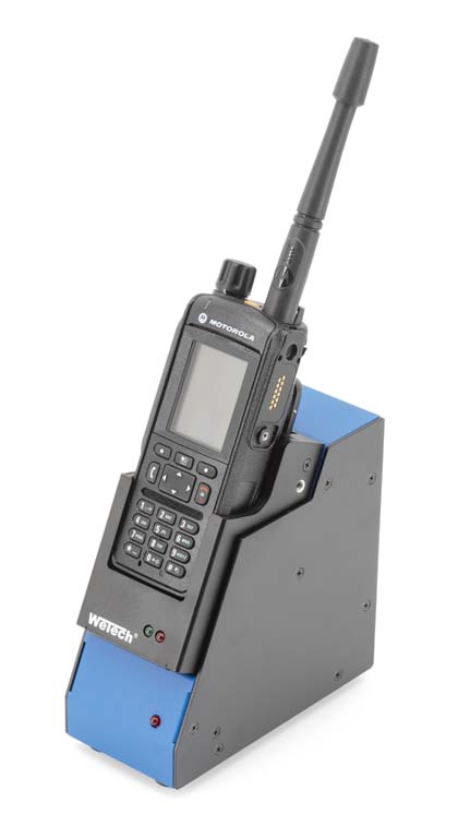 7000-00751118_wem_02.jpg Funkgerät in Ladestation mit Tasten, Display und Antenne.