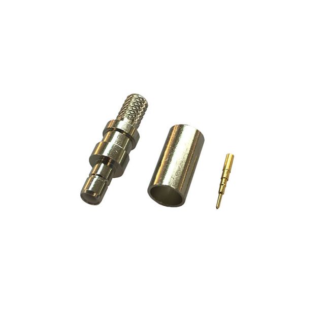 Metallanschlussteile: Stecker, Hülse, Stift auf weißem Hintergrund.