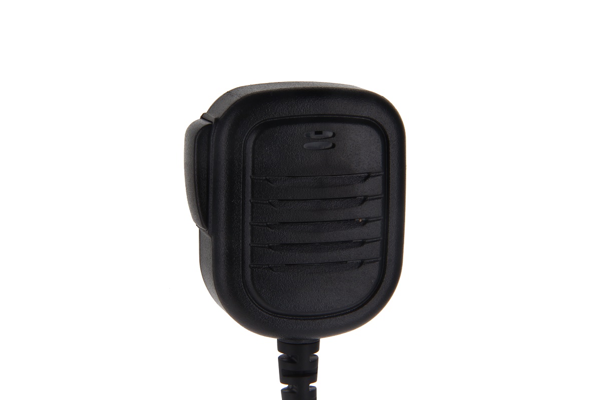 Schwarzes Mikrofon mit gerilltem Design und angeschlossenem Kabel.