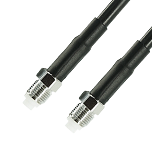 Zwei schwarze koaxiale Kabel mit Metallsteckern