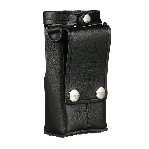 Schwarze Ledertasche mit Druckknöpfen und Gürtelschlaufe.