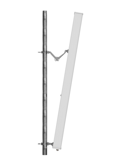 Vertikale Antenne an Metallmast montiert.