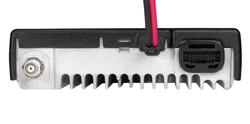 Rückseite eines elektronischen Geräts mit mehreren Anschlusssteckern.