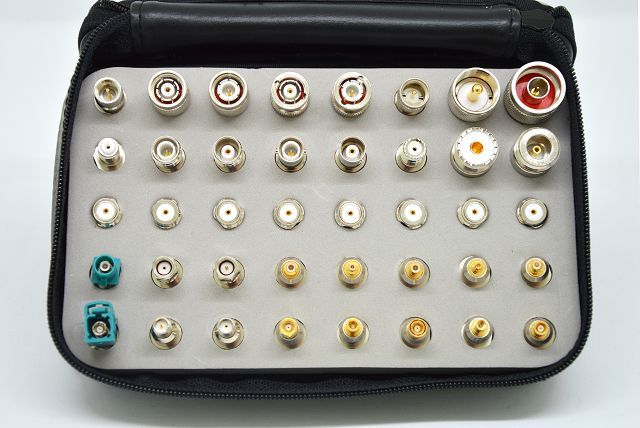 Verschiedene RF-Steckverbinder in einem Koffer in Reihen angeordnet.