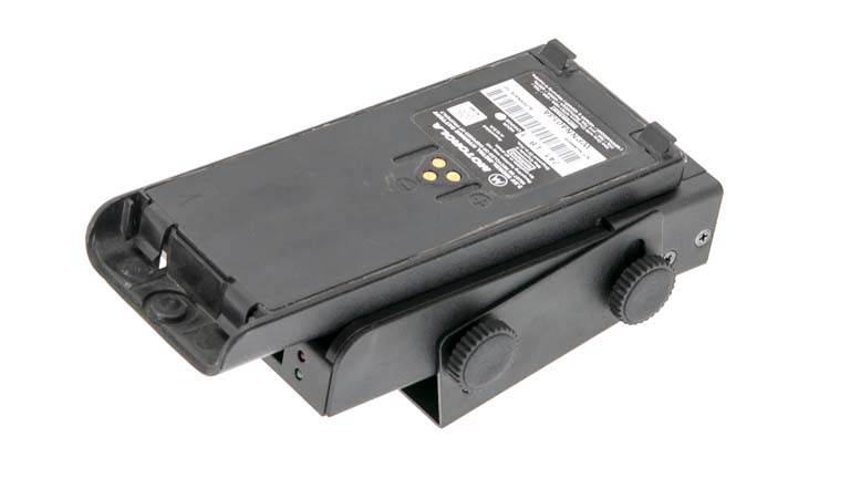 Schwarze elektronische Gerätehalterung mit Einstellrädern und Barcode-Etikett.