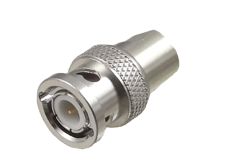 Silberner Koaxial-BNC-Stecker mit geriffeltem Griff.