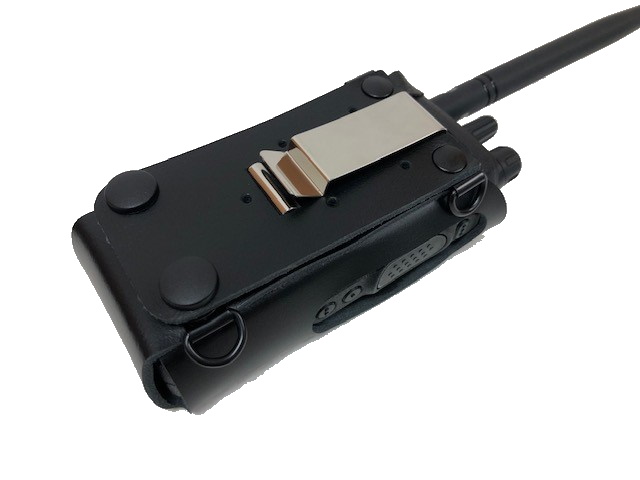 Schwarzes Funkgerät mit Antenne und Gürtelclip an der Rückseite.