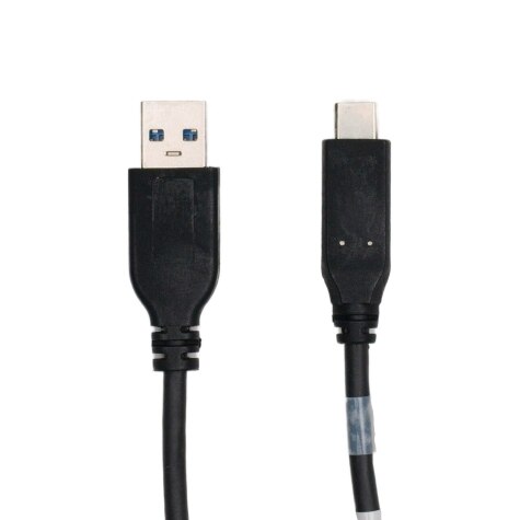 USB-A- und USB-C-Kabel mit schwarzen Steckern.
