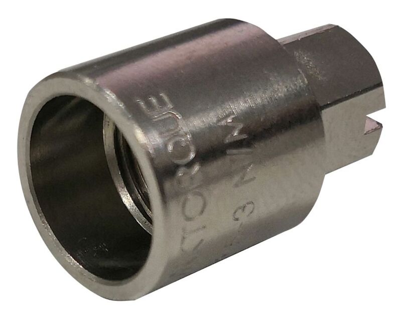 Metalladapter mit sechseckiger Öffnung und Gravur am Rand.