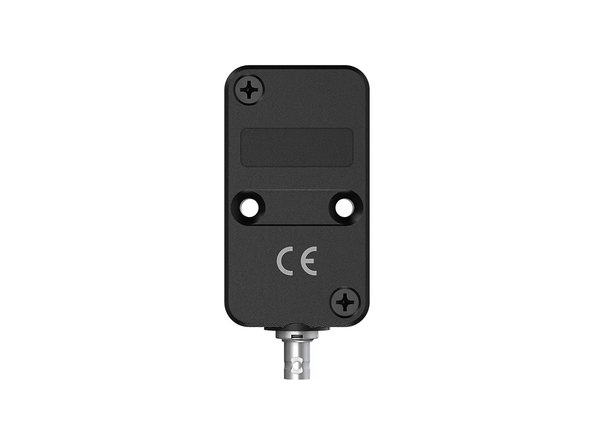 Rechteckiger schwarzer Kunststoffsensor mit CE-Kennzeichnung und Stecker an der Unterseite.