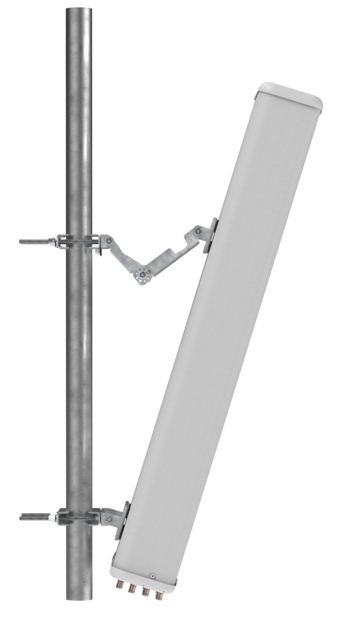 Montierte Mobilfunkantenne an Metallmast.