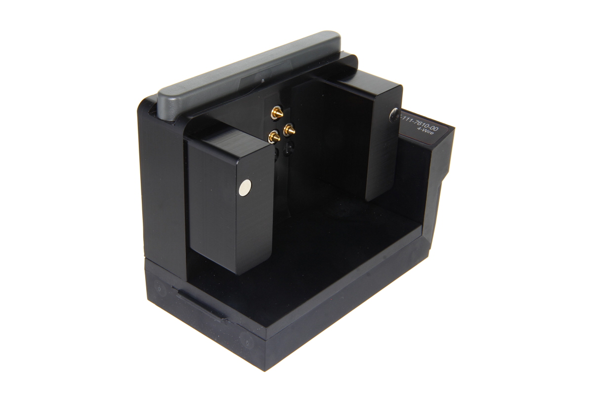 Schwarze Dockingstation mit zwei Steckplätzen und goldfarbenen Kontakten.