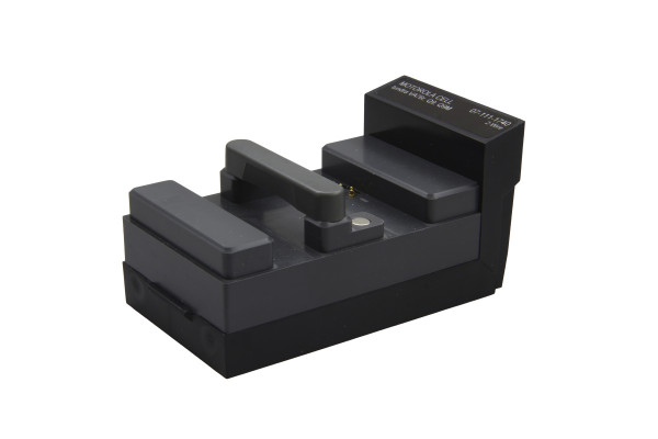 Schwarzes elektronisches Ladegerät mit mehreren Steckkontakten.