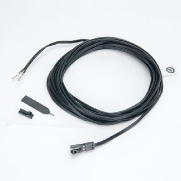 Schwarzes Kabel mit Stecker, Klemmen und mehreren Zubehörteilen.