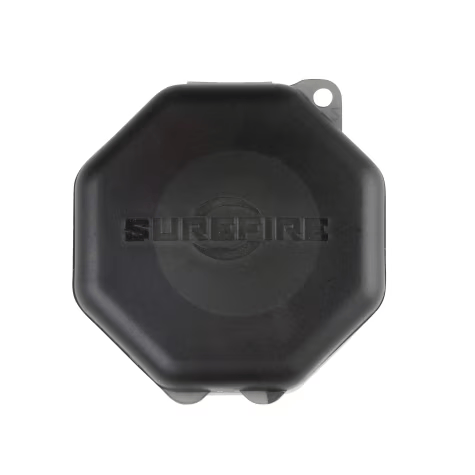 Schwarzer, achteckiger Deckel mit SureFire-Logo in der Mitte.
